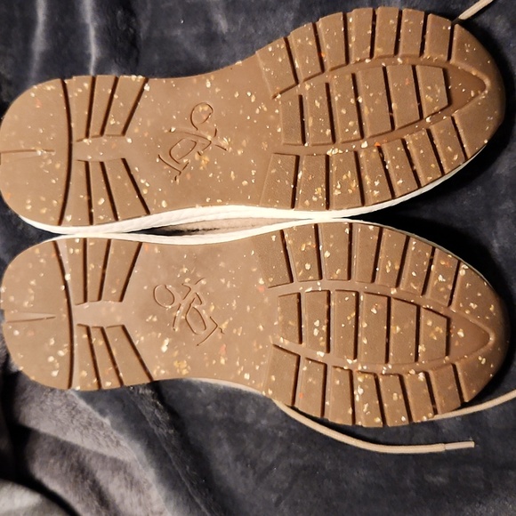 OTBT wool & Alpaca white and tan sneakers - Picture 8 of 8